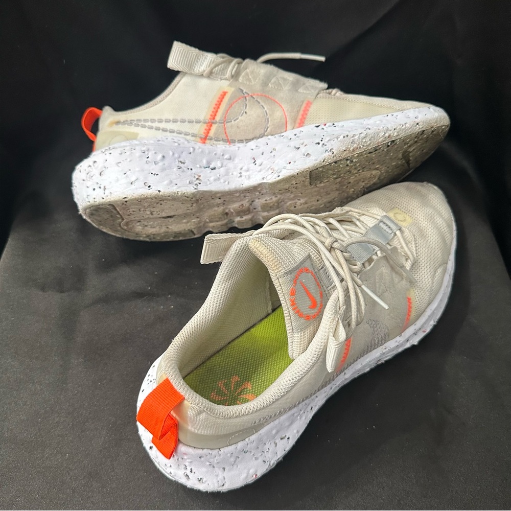 Woman’s Nikes 8.5